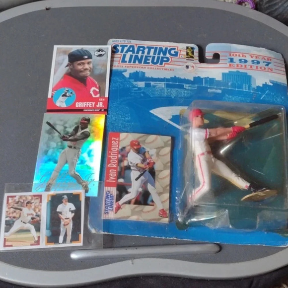 ;97 Starting Lineup Ivan Rodriguez and bonus items - Picture 1 of 3